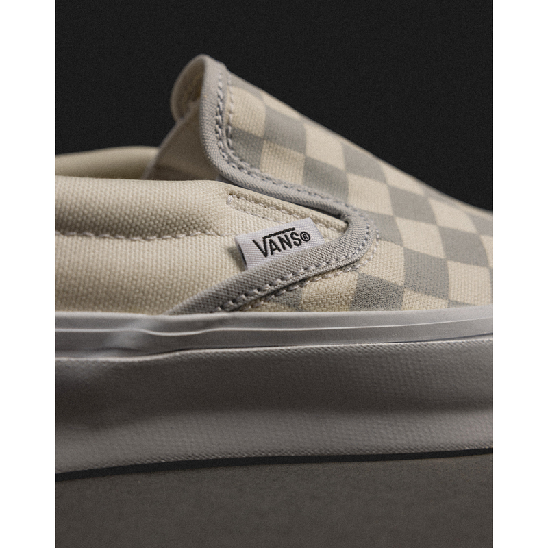 Premium Slip-On 98 Shoes with checkerboard print, high-gloss sidewall, and full-grain leather collar lining, featuring original 1979 style elements and modern Sola Foam All-Day-Comfort.


