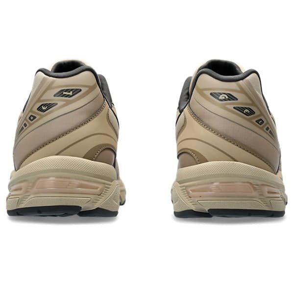 The GEL-1130 NS sneaker from the EARTHENWARE Pack features earthy tones inspired by nature and iconic outdoor garments. Its traditional design is updated with rip-stop underlays, no-sew reinforcements, and tonal color blocking for a technical look. Enhanced for street wear, this retro runner includes GEL technology in the heel for enduring comfort.