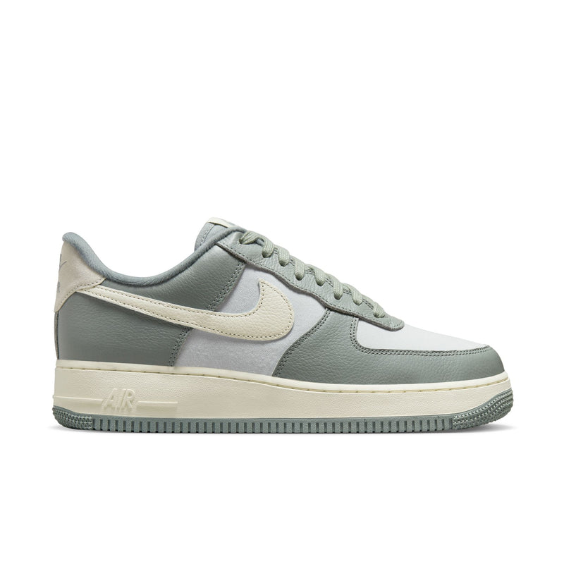 Stylish and high-quality Nike footwear, apparel, and accessories for men and women