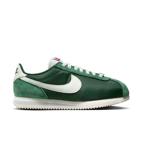 Stylish and high-quality Nike footwear, apparel, and accessories for men and women