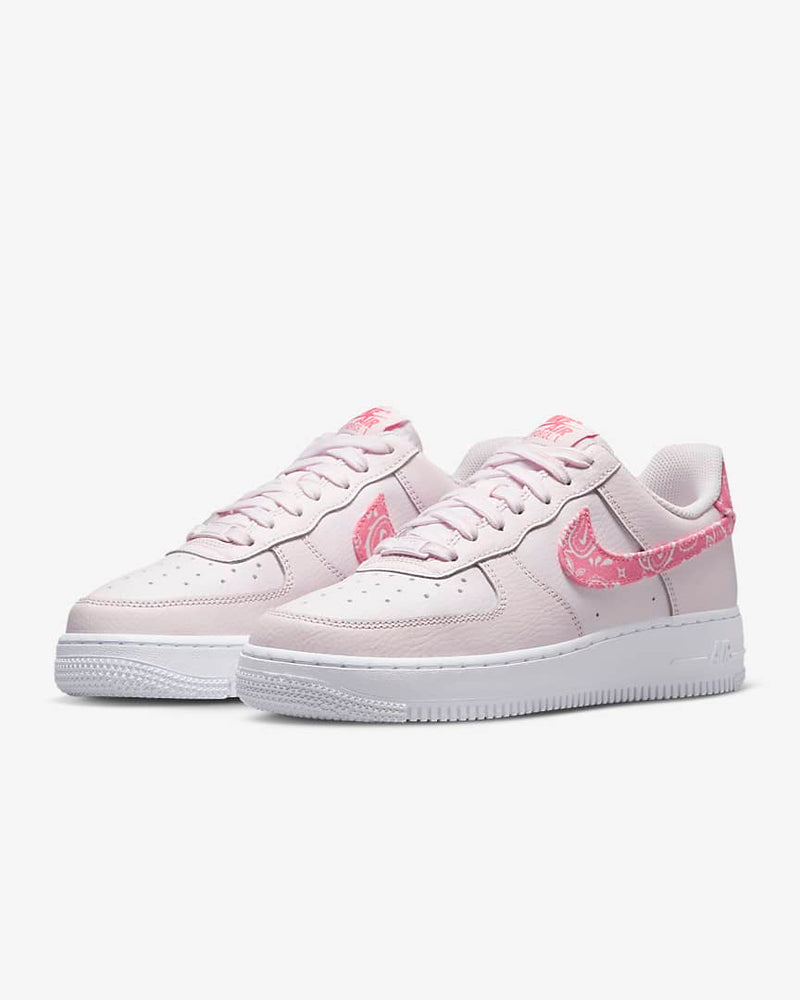 W Air Force 1 '07 - Timeless basketball original with durably stitched overlays, clean finishes, and a touch of flash. 